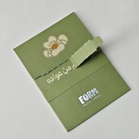 Sobre de Papel de Algodón Grueso con Logotipo de Marca Personalizado, Diseño EID Arabia, Color Verde Salvia, con Estampado Plateado en Relieve y Tira Desprendible