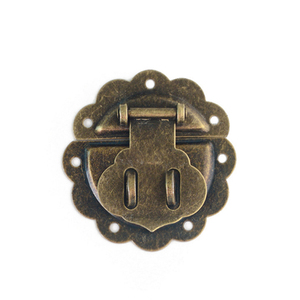 Pestillo de bloqueo de Metal antiguo 58x55mm joyero de madera candado decorativo cerrojos pestillo herrajes para muebles cerradura de Metal antiguo - Product Image 1