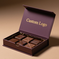 Carton truffé en forme de livre personnalisé Boîtes cadeaux en chocolat rigide avec conception de diviseur magnétique à couvercle rabattable avec insert