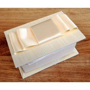 เสื้อเชิ้ตนำโชคในกล่องของขวัญปักมือ - Product Image 1