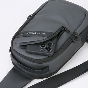 กระเป๋าคาดหน้าอกผู้ชายความจุขนาดใหญ่กันน้ำพร้อมคุณสมบัติการชาร์จ USB สีดำล้วน ฤดูใบไม้ผลิ 2025 - Product Image 2