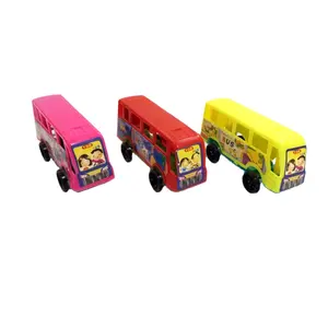 Marche di caramelle gommose alla frutta colorate di buon gusto con giocattoli a forma di autobus