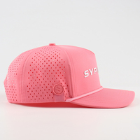 Gorra de Golf de 5 Paneles con Orificios de Ventilación, Impermeable, 100% Poliéster, Personalizada con Impresión de Goma en la Parte Delantera y Logotipo Bordado en la Parte Trasera
