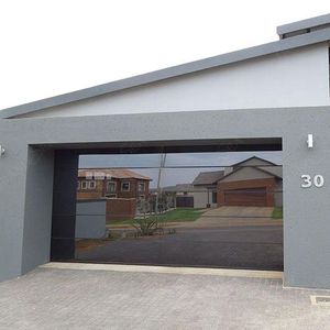 Portes <span class=keywords><strong>de</strong></span> <span class=keywords><strong>garage</strong></span> sectionnelles automatiques personnalisées en aluminium sans cadre, portes <span class=keywords><strong>de</strong></span> <span class=keywords><strong>garage</strong></span> enroulables résidentielles, portes <span class=keywords><strong>de</strong></span> <span class=keywords><strong>garage</strong></span> <span class=keywords><strong>de</strong></span> précision abordables - Product Image 1