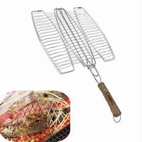 Meilleure vente Triple BBQ Fish Grill Basket Manche en bois Rôtir la viande Poisson grillé pour le camping Barbecue extérieur Filet grillé