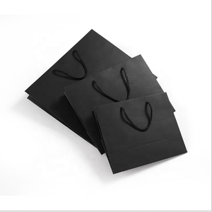 Sacchetti di carta Kraft riciclabili con il proprio Logo Custom regalo abbigliamento <span class=keywords><strong>imballaggio</strong></span> sacchetto di carta per la spesa nero cartone stampa a caldo - Product Image 3