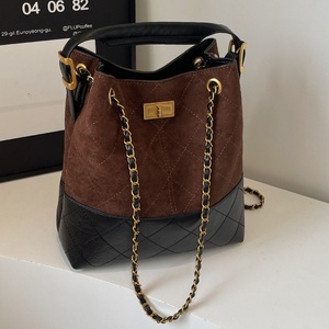 กระเป๋าถือหนังกลับสีน้ำตาลสไตล์วินเทจ ดีไซน์ใหม่ พร้อมสายสะพายโซ่และกระดุมปิด - Product Image 4