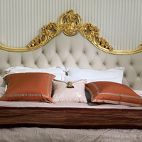 Cadre de lit king-size de luxe baroque rococo, capitonné, sculpté et orné de feuilles d'or