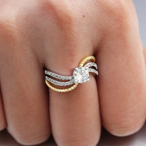 Anello da Donna Bicolore con Pietre Scintillanti Stile Pavé, Gioiello Creativo alla Moda - Product Image 3