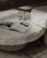Table basse en bloc de pierre calcaire massif, coupe épaisse, pierre brute naturelle