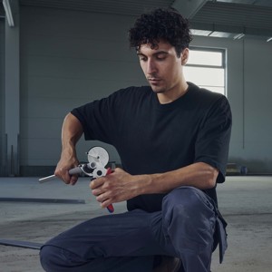 Coupe-tube rotatif manuel Knipex en acier de qualité industrielle pour la construction et l'installation - Product Image 1