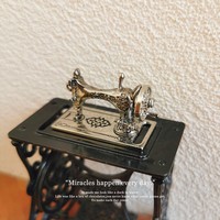 Accessoires pour maison de poupée Tête de machine à coudre miniature Modèle de scène miniature pour maison de poupée Jouet de bricolage Simulation de mini machine à coudre