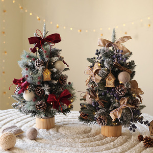 Pohon Natal Buatan Mini Berlapis Salju dengan Lampu LED dan Ornamen Merah di Alas Kayu - Product Image 2