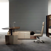 Bureau de direction électrique moderne de luxe à hauteur réglable, table de patron intelligente en L pour position assise ou debout avec grand meuble latéral
