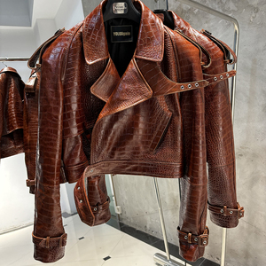 Giacca Corta da Motociclista per <span class=keywords><strong>Donna</strong></span> in Vera Pelle Scamosciata e Stampa Leopardata con Dettagli in Pelle Goffrata Coccodrillo - Product Image 1