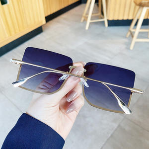 Lunettes de soleil carrées en métal pour femmes K2-9123, monture dorée, verres AC, UV400, légères, style rétro surdimensionné - Product Image 1