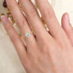 Anillo de compromiso y boda solitario de plata chapada en platino clásico HK de kuololit con moissanita blanca de 2 quilates para mujer - Product Image 5