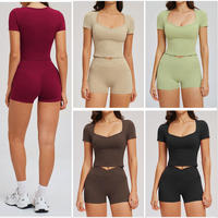 Ensemble de vêtements de sport et de fitness pour femme, tenue de gym personnalisée, comprenant des crop tops à manches courtes et des shorts à taille en V, pour le yoga