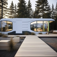 Maison-capsule spatiale moderne préfabriquée avec fenêtres panoramiques et terrasse extérieure pour complexe hôtelier panoramique