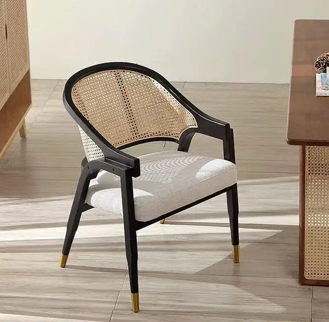 Kursi Makan rotan lengan kayu solid, kursi makan restoran desain sederhana baru dalam ruangan kualitas tinggi