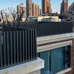 Panneau de clôture en <span class=keywords><strong>aluminium</strong></span> à lattes verticales noir mat élégant - Barrière de sécurité moderne <span class=keywords><strong>pour</strong></span> toit, balcon, <span class=keywords><strong>terrasse</strong></span>, 6 pieds, écologique - Product Image 2