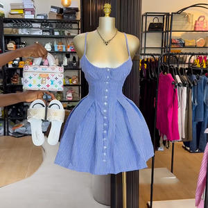 Nuovo Abito Estivo 2025 <span class=keywords><strong>alla</strong></span> Moda con Righe Blu e Scritta Irregolare Mini Abito a Bretelle per Donne Tessuto Lavabile Dolce Naturale - Product Image 1