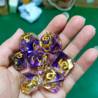 Dés à jouer D&D à noyau liquide, un ensemble complet de dés D&D liquides avec sac en velours, dés polyédriques transparents à bords nets, dés magiques dorés en forme d'anneau