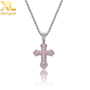 Nouvel Arrivage Collier Pendentif Croix en Cuivre Plaqué Or 18K, Zirconiums Sertis Effet Glacé - Product Image 1