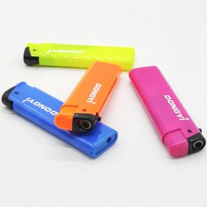 Venta al por mayor encendedor a prueba de viento Regalo de Cumpleaños descuento tamaño de bolsillo plástico fumar Jet llama encendedor - Product Image 5