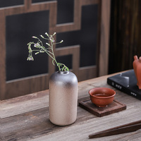 Perlengkapan Bunga Sederhana Modern Minimalis. Vas Keramik Buatan Tangan Jepang. Pot Bunga Tanah Liat Tebal. Dekorasi Rumah Modern. Bunga