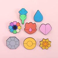 En gros, épingles en métal à motifs de dessins animés, broches émaillées en forme de goutte d'eau variées, et accessoires en métal mignons à motifs de dessins animés, d'anime et floraux pour vêtements