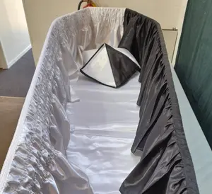 F105白と黒のスプリットカラーは、葬儀用のチンサテン棺の室内装飾から裏地付きの室内棺を製造しています