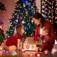 Ensemble de bijoux lumineux LED de Noël, collier, broche, bague et bracelet clignotants avec Père Noël et bonhomme de neige, cadeaux pour enfants pour les fêtes de Noël