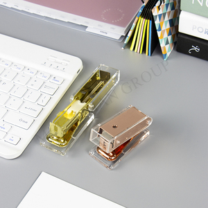 Mini <span class=keywords><strong>agrafeuse</strong></span> super mignonne, petite <span class=keywords><strong>agrafeuse</strong></span> de bureau sans bourrage avec corps en acrylique transparent, or <span class=keywords><strong>rose</strong></span> doré, outil d'agrafage manuel de bureau - Product Image 6