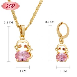 Conjunto de Joyería con Colgante de Mono Adorable Chapado en Oro de 18K, Collar con Circonita Cúbica Rosa y Pendientes de Aro Colgantes, Diseño de Animal de Dibujos Animados, Moda para Bodas - Product Image 2