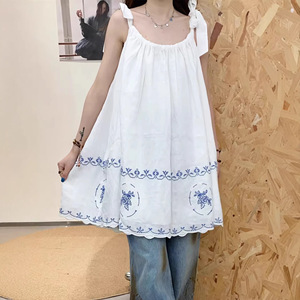 Chemisier sans manches brodé style français pour femme, débardeur blanc élégant et ajusté pour les vacances - Product Image 2