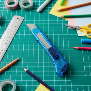 Hot Selling 18mm Transparent <strong>Utility</strong> Cutter Knife Plastic Colorful Handheld Stainless Steel <strong>Blade</strong> OEM for Office School Home Use - Product Image 3