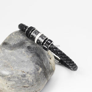 Pulsera personalizada <span class=keywords><strong>de</strong></span> fibra <span class=keywords><strong>de</strong></span> carbono para <span class=keywords><strong>hombre</strong></span>, <span class=keywords><strong>cordón</strong></span> <span class=keywords><strong>de</strong></span> cuero negro, cierre <span class=keywords><strong>de</strong></span> acero inoxidable con joyería <span class=keywords><strong>de</strong></span> circonia cúbica - Product Image 4