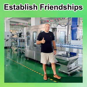 Máquina de Llenado de <span class=keywords><strong>Agua</strong></span> <span class=keywords><strong>Purificada</strong></span> Industrial de Mesa, Totalmente Automática, de 500 ml, 3000 BPH, 8-8-3, 3 en 1, para Botellas de Plástico para Mascotas, de Guangzhou - Product Image 4