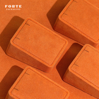 Présentoir à bijoux moderne FORTE, support de présentation de bijoux en microfibre personnalisé avec logo