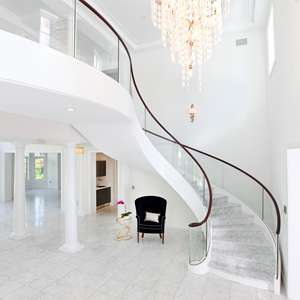 Escalier Courbé Moderne et Élégant DB en Promotion avec Marches en Marbre et Éclairage Intégré, Idéal pour l'Intérieur - Product Image 1