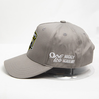 Gorra Deportiva Gris Personalizada Sin Estructura, Logotipo Bordado de Casco de Hockey y Escudo, Gorra Ajustable para Equipo de Hockey sobre Hielo