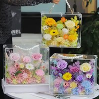 Boîte à fleurs éternelles mixtes préservées en acrylique avec poignée chaîne de perles, décoration florale romantique pour la maison, cadeau de vacances