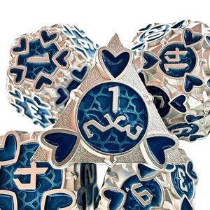 Dés à jouer complets pour D&D, en émail irisé violet mystique et bleu glacé, avec incrustation rainurée et motif cœur superposé, pour aventures de table - Product Image 5