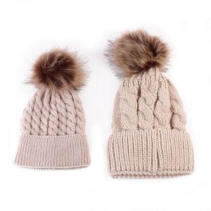 Gorro de Invierno Tejido a Mano para Mamá e Hija, para Mujeres, Hombres, Niñas, Niños y Bebés, con Pompón de Piel Sintética - Product Image 3