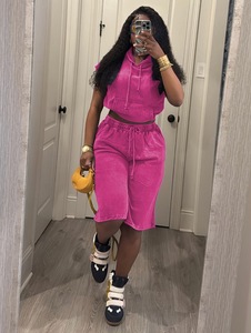 Ensemble court décontracté rétro en jean délavé extensible deux pièces avec t-shirt court à capuche et pantalon capri ample taille haute - Product Image 3