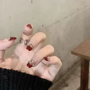 Herbst Winter Kirschrot Nagelprägung Neujahr kurze falsche Nägel mit Perlen Hochzeit quadratische Blumen künstliche Nagelkunst