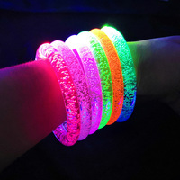 Bracelet en plastique lumineux LED Rave à piles bracelets clignotants pour fêtes d'anniversaire mariages cadeaux de fête