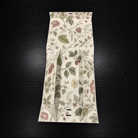 Boîte pliable magnétique rigide beige sur mesure de luxe avec fermeture à ruban en soie, matériau recyclable pour emballage de cadeau de mariage ou de parfum