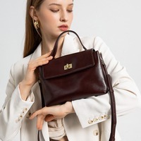 Sac à main en cuir de vachette véritable pour femme, sac à bandoulière structuré avec longue sangle amovible et fermoir métallique